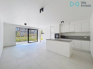 Mail: rent.brussels@weinvest.be Tel: 02/3155173<br /><br />We Invest stelt met trots deze gesloten bebouwing voor, gelegen in het hart van het residentiële project Mench in Schaarbeek (meer info over het project: https://immo.weinvest.be/mench/). Dit project biedt een rustige omgeving met een gemeenschappelijke tuin, en geniet tegelijk van een uitstekende bereikbaarheid dankzij de onmiddellijke nabijheid van openbaar vervoer, winkels en belangrijke invalswegen.<br /><br />De woning bestaat op het gelijkvloers uit een lichtrijke leefruimte met open, volledig uitgeruste keuken, een gastentoilet, een wasruimte en een privatief terras met tuintje, ideaal om van mooie dagen te genieten. Op de verdieping bevinden zich drie slaapkamers, waarvan één met balkon, twee moderne badkamers/doucheruimtes en een apart toilet. Ook technisch zit u goed: de woning beschikt over eigen zonnepanelen, een warmtepomp en vloerverwarming.<br /><br />U beschikt eveneens over een privatieve kelder.<br />Mogelijkheid om een parkeerplaats te huren voor €150 extra/maand.<br /><br />Kosten: €60 (maandelijkse provisie voor de gemeenschappelijke lasten)<br /><br />EPB: A<br /><br />Onmiddellijk te bezoeken!<br /><br />Voor meer exclusiviteiten, bezoek www.weinvest.be<br />Voor het plan, ga naar https://immo.weinvest.be/mench/