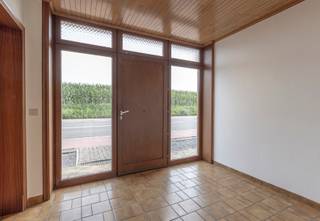 <p>Deze landelijke woning in Sint-Anna-Pede is gelegen op een prachtig perceel van 19a15 en biedt een unieke combinatie van rust, ruimte en karakter. Op korte afstand van het pittoreske dorpscentrum geniet je hier van een uitzonderlijk groene omgeving met open zichten op de omliggende velden, ideaal voor wie houdt van landelijk wonen met privacy.</p><p>Bij het betreden van de woning word je verwelkomd in een ruime inkomhal die toegang geeft tot de verschillende leefruimtes. De lichtrijke woonkamer vormt het hart van de woning en biedt een prachtig uitzicht op het landschap, wat zorgt voor een aangename en ontspannen woonbeleving. Aansluitend bevindt zich een geïnstalleerde Bulthaup keuken, ideaal voor wie graag kookt in een kwalitatieve en functionele ruimte. Op het gelijkvloers is eveneens een badkamer aanwezig, uitgerust met een ligbad.</p><p>De woning beschikt daarnaast over een dubbele garage met rechtstreekse toegang tot de kelder, wat zorgt voor extra opslag- en gebruiksgemak. Een praktische wasberging sluit aan op de oude hooizolder en biedt bijkomende functionele ruimte.</p><p></p><p>Op de eerste verdieping bevindt zich een nachthal die toegang geeft tot twee ruime slaapkamers en een extra kamer die perfect kan dienen als dressing of bureau. Vanuit de tweede slaapkamer bereik je de voormalige hooizolder, een bijzonder grote ruimte die uit twee niveaus bestaat. Deze biedt een uitzonderlijk potentieel om 3 tot 4 extra kamers te creëren, wat deze woning uiterst geschikt maakt voor grotere gezinnen of wie nood heeft aan extra hobby- of werkruimtes.</p><p>De woning combineert het beste van twee werelden: een rustige landelijke ligging in een groene omgeving en toch een vlotte bereikbaarheid naar het centrum van Sint-Anna-Pede en omliggende voorzieningen.</p><p>Deze woning is ideaal voor wie ruimte, natuur en mogelijkheden weet te waarderen. Contacteer ons vandaag nog voor een bezoek en ontdek het potentieel van deze unieke eigendom.</p><p>EPC: 606 kWh/m²<br />Elektriciteit niet conform</p>
