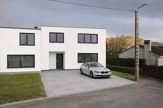 Waregem: dit bouwrijp perceel is gelegen in de Eertbruggestraat en Grasdreef in Waregem.Dit is een A+ locatie, gelegen in een rustige gegeerde wijk...