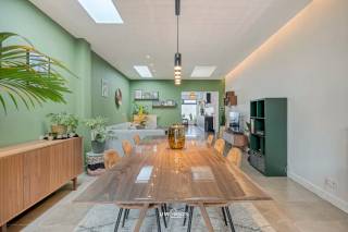 Deze charmante rijwoning ligt in het gezellige Bazel en biedt een perfecte combinatie van authenticiteit en comfort. Met een perceeloppervlakte van 137 m² geniet u hier van een mooie buitenruimte, ideaal voor ontspanning en gezellige momenten in de tuin.<br /><br />We betreden de woning via de aparte inkomhal, er is een ruime geïnstalleerde keuken met eetplaats aansluitend aan de open en lichtrijke leefruimte.<br /><br />Op de eerste verdieping vinden we een aparte wasruimte, een grote slaapkamer en de badkamer die is geïnstalleerd met douche, bad, toilet en dubbele lavabo. Op de tweede verdieping vinden we drie slaapkamers.<br /><br />Dit pand is een uitstekende keuze voor wie op zoek is naar een karaktervolle gezinswoning met voldoende ruimte zowel binnen als buiten.<br /><br />Hebt u interesse? Contacteer ons info@uw-huis.be