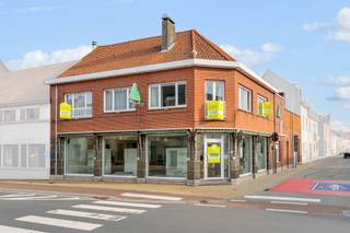 Unieke kans: dit handelspand met grote zichtbaarheid ligt op een top-locatie in Merelbeke-centrum!Dit pand is vrij bij akte en kan dienen voor...