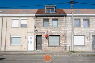 Deze instapklare woning gelegen op ons dorp van Menen is op zoek naar zijn nieuwe eigenaars!We betreden de woning via de ruime inkomhal.De...