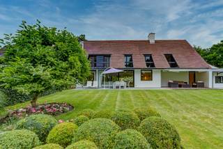 TE HUUR: Verscholen in hartje Zoute nabij de Zoutedijk: villa met heel veel lichtinval en een ongelooflijk charmante tuin met half overdekt...