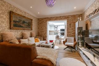 <p><strong>Maison de ville avec 4 chambres dans le quartier Bloemekenswijk</strong><br /><strong>Mobiscore : 9/10</strong></p>
<p>Cette maison est située dans une rue calme du quartier Bloemekenswijk, au nord de Gand, à la frontière des communes de Mariakerke et Wondelgem. Elle bénéficie d’un emplacement facilement accessible grâce à la proximité du R4 et des différents arrêts de tram et de bus. Le tram vous emmène au centre historique en 10 minutes. De plus, de nombreux commerces (Delhaize, Carrefour, Gamma,…), établissements horeca (Elders,…), écoles et autres commodités se trouvent à proximité.</p>
<p><strong>Disposition :</strong> Hall d’entrée menant directement à l’espace de vie spacieux, avec à l’avant la salle à manger et au centre un grand salon. À l’arrière se trouve la cuisine entièrement équipée, baignée de lumière naturelle grâce à une grande coupole. Depuis la cuisine, vous avez accès au jardin de ville. La salle de bain se trouve également au rez-de-chaussée et comprend des toilettes, un meuble lavabo et une grande baignoire avec douche.</p>
<p>Au premier étage, vous trouverez deux grandes chambres. Le deuxième étage en compte deux autres, suffisamment spacieuses pour accueillir un lit double, une armoire, un bureau,…</p>
<p>La maison est disponible en concertation avec le propriétaire.</p>
<p>Intéressé(e) par cette grande maison familiale prête à emménager ? N’hésitez pas à contacter Hélène au 0479 57 47 30 ou via helene@vicusvastgoed.be.</p>