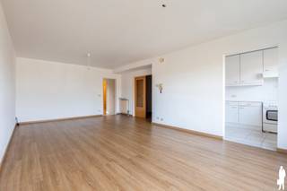 <p><strong>Appartement met 2 slaapkamers en garagebox te Sint-Job-in-’t-Goor</strong></p>
<p>Bij het binnenkomen betreedt u de inkomhal, voorzien van een <strong>gastentoilet</strong>. Van hieruit loopt u door naar de <strong>ruime woonkamer van ca. 31 m²,</strong> waar de <strong>grote raampartijen </strong>zorgen voor een aangename <strong>lichtinval</strong>. Dankzij de royale oppervlakte is er voldoende plaats voor zowel een gezellige zithoek als een volwaardige eethoek. Aansluitend bevindt zich de keuken, die praktisch aansluit op de leefruimte.</p>
<p>Het appartement beschikt over <strong>twee slaapkamers</strong> van respectievelijk ca. 15 m² en 9 m². Daarnaast is er een extra ruimte van ca. 6 m², die perfect kan dienen als <strong>bureau of berging</strong>.</p>
<p>De badkamer is uitgerust met een <strong>ligbad en een dubbele wastafel</strong>.</p>
<p>Een absolute troef is het <strong>ruime balkon</strong> van ca. 9 m², waar u heerlijk kunt genieten van een ontspannen moment in de buitenlucht. Bovendien is er een <strong>garagebox inbegrepen</strong>, wat zorgt voor extra comfort en praktische opbergruimte.</p>
<p>Ook op technisch vlak scoort het appartement goed: het beschikt over een <strong>EPC-label B</strong>, de <strong>elektrische keuring is conform</strong> en het appartement is <strong>asbestveilig</strong>.</p>
<p><strong>Troeven van het appartement:</strong></p>
<ul>
<li>Ruime woonkamer</li>
<li>Twee slaapkamers</li>
<li>Ruim balkon</li>
<li>Apart gastentoilet</li>
<li>Extra ruimte van ca. 6 m², ideaal als bureau of berging</li>
<li><strong>Inclusief garagebox</strong></li>
</ul>
<p>Dit appartement combineert ruimte, lichtinval en een praktische indeling met het comfort van een aangename buitenruimte. Een interessante opportuniteit voor wie op zoek is naar een fijne woonst in <strong>Sint-Job-in-’t-Goor</strong>.</p>