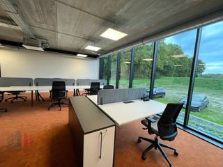 Uitstekend gelegen en instapklare<strong> kantoorruimte van 364 m²</strong> te huur op een toplocatie in Ternat, op amper 1 minuut van de op- en afrit van de E40. Dankzij deze strategische ligging geniet het gebouw van een uitstekende bereikbaarheid richting Brussel, Gent en Aalst, ideaal voor bedrijven die zichtbaarheid en mobiliteit willen combineren.<br /><br />Dit kantoorruimte werd kwalitatief afgewerkt en beschikt over vergaderzalen, stijlvolle glazen wanden die zorgen voor een maximale lichtinval, grote raampartijen met een aangenaam groen uitzicht, een volledig uitgeruste keuken, lift en praktische opbergruimte. Daarnaast is het kantoor voorzien van dubbele beglazing en energiezuinige ledverlichting, wat bijdraagt aan een comfortabele en professionele werkomgeving.<br /><br />Bovendien zijn er verschillende aanwezige kantoormeubelen die eventueel kunnen worden overgenomen, wat een extra troef vormt voor bedrijven die snel en efficiënt willen opstarten.<br /><br />Extra troeven zijn de ruime parkeermogelijkheden aan het gebouw en de aanwezigheid van meerdere laadpalen voor elektrische voertuigen.<br /><br />Contacteer <strong>PANORAMA B2B</strong> voor bijkomende inlichtingen, plannen of een vrijblijvend plaatsbezoek via <strong>0477 09 00 09.</strong>