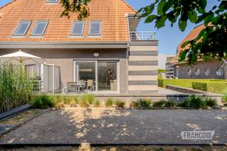 Ontdek ook de andere mogelijkheden in Residentie Duinbos<br /><br />Naast dit appartement zijn er binnen Residentie Duinbos nog verschillende andere appartementstypes beschikbaar, elk met hun eigen indeling, oppervlakte en troeven. Tijdens een bezoek geven wij u graag een overzicht van de verschillende mogelijkheden, zodat u het appartement kunt kiezen dat het best aansluit bij uw wensen.<br /><br />Zeer verzorgd gelijkvloers appartement met een bewoonbare oppervlakte van 76 m². Dankzij de praktische indeling, de aangename buitenruimtes en de rustige ligging vormt dit appartement een uitstekende keuze voor zowel eigen bewoning, een tweede verblijf aan zee als een interessante investering.<br /><br />De inkom geeft toegang tot een lichtrijke leefruimte met open keuken, waar de grote raampartijen zorgen voor een aangenaam ruimtegevoel en een optimale lichtinval. Vanuit de leefruimte bereikt u de verschillende terrassen en de private tuin, waardoor binnen en buiten naadloos in elkaar overlopen en u op elk moment van de dag van de zon of de rust kunt genieten.<br /><br />Verder beschikt het appartement over een ruime slaapkamer met praktische ingebouwde kasten, een verzorgde badkamer en een afzonderlijke berging die extra opbergruimte biedt voor alledaagse spullen.<br /><br />Residentie Duinbos geniet van een bijzonder gegeerde ligging in De Haan. Het strand bevindt zich op wandelafstand en ook de duinen, het groen en de Royal Ostend Golf Club liggen vlakbij. Bovendien bereikt u winkels, restaurants en openbaar vervoer in slechts enkele minuten, waardoor u geniet van een rustige woonomgeving zonder in te boeten aan bereikbaarheid.<br /><br />Bent u op zoek naar een comfortabele woning, een tweede verblijf aan zee of een interessante investering? Neem dan vrijblijvend contact op met Victor via victor@immofrancois.be of telefonisch op +32 470 64 60 28 voor meer informatie.<br /><br />