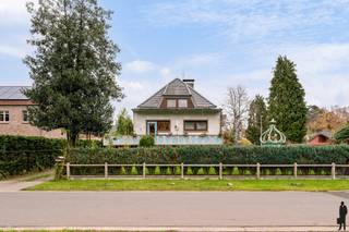 <p>Deze charmante vrijstaande woning ligt op een groen en rustig perceel. De woning heeft een authentieke uitstraling dankzij de met klimop begroeide gevel en de volwassen tuin rondom.<br /><br /><strong>Indeling<br /></strong></p>
<p><strong>Op de eerste étage:</strong> <br />- Een geïnstalleerde keuken met mooi zicht op de tuin.<br />- Badkamer <br />- Twee slaapkamers<br /><br /><strong>Op de tweede étage:<br /></strong>- De ruime zolderverdieping welke tal van mogelijkheden biedt o.a. extra slaapkamer, hobbyruimte, speelkamer of een atelier.</p>
<p><strong>Op de gelijkvloersverdieping: <br /></strong>In de kelder bevindt zich een volledig ingerichte werkplaats.<br />Perfect voor doe-het-zelvers of hobbyisten die extra ruimte nodig hebben.<br /><br /><strong>Algemeen</strong></p>
<p>- Isolatie vloerplaat eerste verdieping 10 cm - Isolatie vloerplaat zolderverdieping 12 cm - Spouwisolatie 5 cm <br />- D-label (324)</p>
<p><strong>BELANGRIJKE VOORWAARDE:</strong></p>
<p>De verkoper behoudt het recht om de woning levenslang te bewonen. Hij zal hiervoor aan de koper een maandelijkse huurprijs voldoen. Dit gebruiksrecht vangt aan op datum van de notariële akte en eindigt automatisch bij het overlijden van de verkoper.</p>