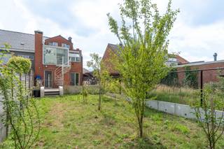 <strong>Volledig vernieuwde (2022)</strong> ruime woning/kantoor/handelspand met<strong> 5 slaapkamers<br /></strong>EPC B | 5 slpks | Elektriciteit goedgekeurd tem 2048! | Asbestveilig<br /><br /><strong>Zeer gunstig gelegen</strong> op de doorgaande weg van Turnhout naar Ravels/Weelde, met een vlotte bereikbaarheid naar de Ring en autostrade en met winkels, openbaar vervoer en scholen op wandelafstand. Alsook parking (4 wagens) voor de deur!<br /><br />Dit ruime pand werd in <strong>2022 volledig gerenoveerd.</strong> De <strong>energiezuinigheid </strong>werd aangepakt door nieuwe ramen met <strong>3 dubbele beglazing</strong>, <strong>volledig nieuw dak , extra isolatie in muur en vloeren, alsook de kruipkelder die werd geïsoleerd</strong> wat resulteert in een zeer gunstig<strong> B label</strong>.. <strong>De elektriciteit werd eveneens vernieuwd en is conform tem 2048.</strong> <br /><br />De woning zelf bestaat uit een ruime en lichte inkomhal, een aparte voor- en ruime achterkamer die uitstekend geschikt zijn voor een <strong>zelfstandig beroep of kantoor-of handelsruimte</strong> of extra leefruimte en slaapkamers en aparte toilet. Ook <strong>uitstekend geschikt als kangoeroewoning </strong>door de extra ingerichte keuken op het gelijkvloers.<br /><br />Op de <strong>verdieping</strong> treffen we een ruime, <strong>lichte en aangename leefruimte</strong> op mooie lichte parketvloer met gezellige houtkachel, een uiterst degelijk uitgeruste keuken die bestaat uit een ceramische kookplaat, dampkap, microgolf en aparte oven, een grote koelkast en aparte grote diepvriezer en vaatwasser. Van hieruit is ook het overdekte zonneterras met automatische luifel te bereiken. En een mooie badkamer met inloopdouche, wastafel en aparte toilet.<br /><br />Verder op de tweede verdieping twee grote slaapkamers op parketvloer met ingemaakte kastenwand en toegang naar de bergzolder.<br /><br />Deze zolder is volledig geïsoleerd. De <strong>grote kelder </strong>werd eveneens volledig behandeld tegen vocht en biedt zo heel wat extra bergruimte.<br /><br />Op de gelijkvloers treffen we nog een <strong>gezellige tuin op het Zuidwesten. </strong><br /><br />Kortom deze <strong>volledig instapklare woning</strong> biedt heel wat mogelijkheden als <strong>kangoeroewoning / zelfstandige praktijk in combinatie met</strong> <strong>woonst</strong> of voor een groot gezin en is <strong>volledig future-proof</strong> afgewerkt! Met parking voor de deur.<br /><br /><strong>Bijzonderheden:</strong><br />-volledig instapklaar!<br />-<strong>EPC B label </strong><br />-<strong>Goedgekeurde elektriciteit tem 2048<br />-Asbestveilig<br />-Dak volledig vernieuwd</strong><br />-5 slaapkamers<br />-2 keukens <br />-ideaal als kangoeroewoning<br />-ideaal als kantoor/zelfstandige praktijk...<br />-parkeermogelijkheden voor de deur