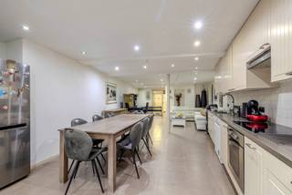 Welkom in de Boomgaardstraat 178 te Antwerpen — een praktische én charmante gezinswoning met veel potentieel, comfort en een uitstekende ligging!<br /><br />Via de inkomhal en garage kom je in een lichte leefruimte met open keuken, waar gezelligheid en functionaliteit hand in hand gaan. De open indeling zorgt voor een aangename sfeer en maakt het de ideale plek voor familie- of vriendenmomenten.<br />Achteraan geniet je van een ruime buitenruimte van maar liefst 65 m², volledig aangelegd en voorzien van een tuinhuis — perfect voor ontspanning, hobby’s of extra bergruimte.<br /><br />De woning beschikt over drie volwaardige slaapkamers, een badkamer, en een apart toilet. <br />De inpandige garage vormt een absoluut pluspunt in deze stadsomgeving en biedt rechtstreeks toegang tot de woning.<br /><br />Belangrijk extra voordeel: het dak wordt nog vernieuwd en geïsoleerd, en er komt een nieuwe verwarmingsketel. Hierdoor zal het EPC, dat momenteel E bedraagt, aanzienlijk verbeteren — een duurzame investering voor de toekomst!<br /><br />Bovendien biedt deze woning nog uitbreidingsmogelijkheden: er kan verder gebouwd worden op de bestaande structuur (onder voorbehoud van vergunning). Ideaal voor wie extra ruimte of een extra verdieping overweegt.<br /><br />Troeven op een rij:<br />Inpandige garage (rechtstreekse toegang tot de woning)<br />Lichtrijke leefruimte met open keuken<br />3 slaapkamers + badkamer + apart toilet<br />Ruime tuin van 65 m² met tuinhuis<br />Dak en ketel worden vernieuwd → EPC zal aanzienlijk verbeteren<br />Mogelijkheid om hoger te bouwen (onder voorbehoud van vergunning)<br />Centrale ligging nabij winkels, scholen en openbaar vervoer<br /><br />Een woning met karakter, comfort én groeipotentieel — klaar om jouw nieuwe thuis te worden in het hart van Antwerpen!