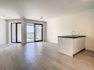 Dit tweeslaapkamer appartement op de 4e verdieping te huur bevindt zich in een recent nieuwbouw project in de wijk Zurenborg, op de Plantin en Moretuslei. Gezellige cafés, restaurants en winkels liggen in de buurt. De nabijheid van het openbaar vervoer en belangrijke invalswegen zorgen voor een goede bereikbaarheid van en naar Antwerpen. Indeling:- woonkamer- keuken afgewerkt met alle nodige toestellen: combi-oven, inductiekookplaat, vaatwasser en koelkast met vriesvak- 2 slaapkamers- badkamer met inloopdouche, dubbele lavabo en toilet- apart toilet- berging met aansluiting voor wasmachine- terrasExtra troeven:- ruime kelderberging- uitstekende bereikbaarheid- lichtarmaturen geplaatst- beschikbaar vanaf 01/04/2026De maandelijkse kosten bedragen € 120 per maand voor het liftgebruik en onderhoud van de gemeenschappelijke delen. Er is een mogelijkheid om een ondergrondse autostaanplaats bij te huren aan 100 euro per maand.Bent u geïnteresseerd in dit appartement te huur te Antwerpen? Aarzel dan niet om contact met ons op te nemen. Wenst u uw eigendom ook te koop of te huur te stellen? We helpen u graag verder. Steeds tot uw dienst om u verder te helpen met al uw vragen over vastgoed.