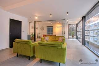 <h3><span><br />Unique</span><span>Opportunity: Top Commercial Location in the Heart of Itegem</span></h3><p><span>Are you looking for a smart investment or a perfect location for your office, practice or commercial business? This move-in ready </span><span>95 m²</span><span>commercial space </span><span> combines </span><span>visibility, accessibility and versatility</span><span> ideal for entrepreneurs and investors alike!</span></p><p><span>Located in the bustling center of </span><span>cozy Itegem</span><span>, this ground floor unit offers everything you need for a professional appearance and optimal returns.</span></p><h4><span>Benefits in a row:</span></h4><ul><li><span>Spacious area of 95 m²</span><span> with a ceiling height of 2.80 m</span></li><li><span>2 private parking spaces</span><span> included</span></li><li><span>Air conditioning</span><span> for optimal comfort</span></li><li><span>Front and side garden</span><span> for extra radiance and tranquility</span></li><li><span>Fitted kitchen</span><span>, separate WC and practical storage room</span></li><li><span>Flexible use: ideal as office, practice or commercial space</span></li></ul><p><span>This location is not only perfect for personal use, but also constitutes a </span><span>secure and safe yield property</span><span> thanks to its convenient location and wide applicability.</span></p><p><span>Interested?</span><span><br />For more info or a no-obligation viewing, contact:<br />Ronny</span><span>Storms<br />0487/66</span><span> 33 60<br />ronnystorms@janssenenjanssen.be</span></p><p><span> </span></p>