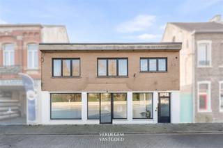 <p><span>Zichtbaar en bereikbaar<br /></span><span>Bij het binnenrijden van Zelzate, langs een strategische toegangsweg naar het centrum, geniet dit pand van zichtbaarheid, zeker voor wie wacht aan de brug. <br />Een plek waar dagelijks veel beweging is en dus veel aandacht. <br />Parkeren kan eenvoudig in de straat en in de nabije omgeving bevindt zich bovendien een openbaar plein met parking. <br />Ook het openbaar vervoer ligt op wandelafstand.<br /><br /></span><span>XL handelsruimte + zonnig appartement met groot terras<br /></span><span>Op het gelijkvloers bevindt zich een grote handelsruimte van ca. 284 m².<br />De raampartijen zorgen voor een uitstekende zichtbaarheid langs deze commerciële weg. <br />De open indeling laat toe de ruimte flexibel in te richten, waardoor het pand zich perfect leent voor uiteenlopende activiteiten zoals een winkel, atelier, showroom, kantoor, horeca of vrij beroep.<br />Achteraan zijn er bijkomende praktische ruimtes, waaronder een kitchenette en extra bergruimte. <br /><br />Boven het handelspand bevindt zich een lichtrijk appartement van ca. 100 m², bereikbaar via een aparte inkom. <br />Het appartement werd gerenoveerd in 2021 en beschikt over een grote leefruimte, keuken, drie slaapkamers, stijlvolle badkamer en een groot zonnig terras.<br /><br /></span><span>Extra<br /></span><span>/ elektriciteit conform<br />/ nieuwe centrale verwarmingsketel (HR condenserend)<br />/ warmwaterboiler<br />/ PVC-ramen met hoogrendementsbeglazing<br /><br /></span><span>Troeven<br /></span><span>/ commerciële ligging<br />/ voor eigen gebruik of verhuur<br />/ grotendeels gerenoveerd<br />/ een sterke basis voor een nieuw project<br /><br /><br /></span></p>