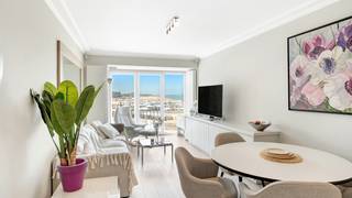 Toplocatie op het Rubensplein, met een panoramisch en onbelemmerd zicht op zee, strand en plein. Dit charmante vakantieappartement op de zonnekant...