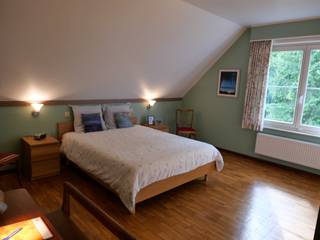 Tijdloze vrijstaande villa met tuin in de groene wijk ELSHOUT. De omgeving is dé troef van de woning. Bj. 1975. 1200m2. Oprit van 105 m2. (3à4 wagens) Energie label B (183 Kwh/m2) GLVL; leefruimte (ca 65m2) met uitzicht op zuid-tuin. Geïnst. KK met voorraadkast. Gastentoilet in de hall. Gar. voor 2 wagens. VERDIEP; 5 kamers en overloop op massief eiken parket, badk. lav. wc-douche-bad. Meerdere ingemaakte kasten op het verdiep. Toegang naar ruime dubbele geïsoleerde zolder via wegneembare trap. Verluchtingsruimte onder de woning. Kleine wijnberging onder de trap. Zuid georiënteerde en omheinde tuin met tuinhuis (ca20m2) Carport, kleine serre en 2 terrassen. Dak met natuurleien. Inbraakwerend dubbel HR glas (glvl) en een binnen en buiten alarmsysteem (zone detectie), een stil alarm en camera's. Mechelse schouw in de leefruimte. Schuifraam naar het zuid-terras. Rolluiken aan de ramen glvl. Digitale elektriciteit- en gasmeter. Er werden in 1997, 2000 en 2023 verschillende renovatiewerken uitgevoerd. Verwarming op gas. Alle attesten zijn up to date en beschikbaar.<br /><br />Ontdek deze charmante woning met 5 slaapkamers, gelegen in Schoten. De woning geniet van een uitstekende EPC-score B, wat duidt op een energiezuinig karakter. Met een aangelegde oprit en een garage biedt deze woning zowel comfort als stijl. De ruime leefruimtes en de functionele indeling maken dit een ideale gezinswoning.<br /><br />De woning beschikt over een lichte woonkamer, een aparte eetkamer en een moderne keuken. De vele slaapkamers bieden flexibiliteit voor een groot gezin of de mogelijkheid tot een thuiskantoor. De grote ramen zorgen voor veel natuurlijk licht en een aangename sfeer.<br /><br />Buiten kunt u genieten van de rustige omgeving en de verzorgde tuin. Dit is een unieke kans om uw droomwoning te vinden in een aangename woonomgeving. Kom zelf de potentie van deze woning ontdekken en maak een afspraak voor een bezichtiging.<br /><br />Voor bezoekdagen/uren, tel eigenaar 0032 472 40 63 35