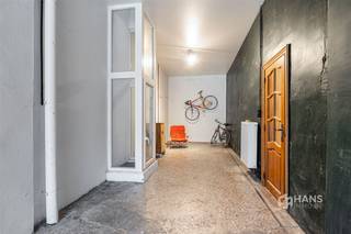 <p><span>Ruime garage met berging (90m²) in Antwerpen (2060)</span></p><p><span>In de Lange Van Bloerstraat bevindt zich deze uitzonderlijk ruime garage met een totale oppervlakte van circa 90 m². Dankzij haar royale afmetingen biedt ze tal van mogelijkheden voor wie naast een garage op zoek is naar extra opslagruimte, een werkplaats of een combinatie van beide.</span></p><p><span>De garage heeft een diepte van maar liefst 16 meter en is over het grootste deel van de ruimte 2,9 meter breed. Daarnaast beschikt ze over conforme elektriciteit, wat het gebruiksgemak aanzienlijk verhoogt.</span></p><p><span>Een extra troef is de aparte ruimte achteraan, uitgerust met een douche, toilet en lavabomeubel. Deze bijkomende voorzieningen zorgen voor extra comfort en maken de garage geschikt voor uiteenlopende doeleinden.</span></p><p><span>Ben je op zoek naar een ruime garage met extra mogelijkheden op een centrale locatie? Mis deze kans niet! Voor meer info of een gratis schatting surf naar </span><span><span>www.hansimmo.be</span></span><span>.</span></p><p><span> </span></p>