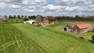 Rustig gelegen alleenstaande woning op een grondoppervlakte van 8.507 m² en bestaande uit: living - keuken - bureau - berging - wasplaats - 7 slaapkamers - zolder - diverse stenen opbergruimten en 3 loodsen. <br /><br />Troeven van deze eigendom: <br /><br />- rustige ligging <br />- veel ruimte <br />- veel mogelijkheden<br /><br />STARTPRIJS, Elk bod boven deze startprijs wordt voorgelegd aan de eigenaars, die al dan niet kunnen akkoord gaan met deze bieding.<br /><br />Contacteer ons voor meer info.