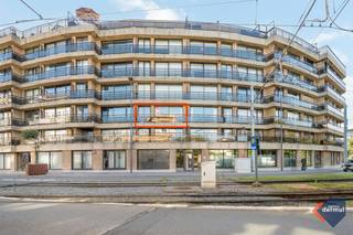 Welkom in Residentie Silverbeach, een gunstig gelegen appartement vlakbij het bruisende hart van Oostende, op wandelafstand van de zeedijk en het strand. Dit op te frissen 2-slaapkamerappartement is gelegen op de tweede verdieping en biedt veel potentieel voor wie op zoek is naar een comfortabel verblijf aan de kust. Daarnaast beschikt het appartement over een kelder en een gemeenschappelijke fietsenberging. Interesse? Plan vandaag nog een bezoek of contacteer ons voor meer informatie!