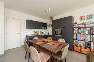 <p>Cet appartement prêt à emménager bénéficie d'un emplacement idéal, à quelques pas du centre de Boom, avec un accès facile à l'A12 et aux transports en commun. Grâce à sa situation à un étage élevé, vous profiterez d'une vue exceptionnellement dégagée sur la Rupel et la verdure environnante.</p><p>• Grande terrasse offrant une vue magnifique sur la Rupel<br />• Appartement économe en énergie (PEB A)<br />• Place de parking souterraine et cave privée incluses<br />• Faibles charges communes (75 €/mois)<br />        <br />Le hall d'entrée donne accès au salon lumineux doté de grandes baies vitrées qui s'ouvrent directement sur la spacieuse terrasse d'angle. Vous y profiterez toute la journée du soleil, du calme et d'une vue panoramique. La cuisine ouverte et entièrement équipée forme avec le salon un ensemble harmonieux et offre tout le confort nécessaire à la vie quotidienne.</p><p>L'appartement dispose également d'une chambre spacieuse, d'une salle de bains moderne avec douche à l'italienne et double lavabo, de toilettes séparées pour les invités et d'un débarras pratique.</p><p>La grande terrasse qui entoure l'appartement constitue une véritable valeur ajoutée et offre l'endroit idéal pour se détendre ou prendre un repas convivial en plein air tout en admirant la vue sur la Rupel. <br />Intéressé(e) ? Remplissez vite votre demande de visite via notre site web : www.sinjoor.be</p>