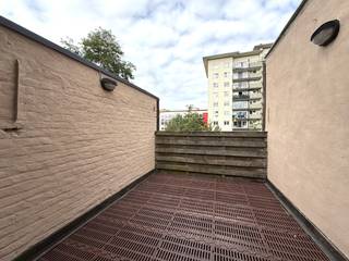 Op slechts 200 meter van de Markt bevindt zich dit aangename duplexappartement, gelegen in een kleinschalig gebouw met slechts twee appartementen. Dankzij de centrale ligging bevinden winkels, openbaar vervoer en alle dagelijkse voorzieningen zich op wandelafstand.<br /><br />Het appartement geniet van veel natuurlijke lichtinval en beschikt over een ruime leefruimte met open keuken, die rechtstreeks uitgeeft op een mooi terras. Verder omvat het appartement een inkomhal, twee volwaardige slaapkamers, een bureau (ideaal als thuiswerkplek), een badkamer met dubbel lavabomeubel, ligbad met douche en toilet, een aparte berging, een afzonderlijk gastentoilet en een ruime privatieve kelder.<br /><br /><strong><u>Extra informatie</u></strong>
<ul>
<li>Onmiddellijk beschikbaar</li>
<li>Oud EPC: 486 kWh/m²/jaar</li>
<li>Nieuw EPC in aanvraag na de plaatsing van een nieuwe cv-ketel en de isolatie van het dak</li>
</ul>
<br />Interesse? Contacteer ons voor een bezoek via info@arcade-vastgoed.be.