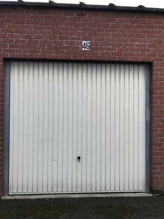 Garagebox - in woonwijk gelegen. Garage is geschikt voor het plaatsen van materiaal of een voertuig. Geen 100% geschiktheid voor het plaatsen van meubels.