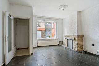 - Quiet location in the center of Menen: Poedermagazijnstraat 32<br />- Near the green Vander Merschplein, with a playground<br />- Separate entrance<br />- Bright living space<br />- Practical kitchen<br />- Convenient storage room<br />- 3 full-sized bedrooms<br />- Attic with attic stairs<br />- Bathroom with bathtub and double sink<br />- 2 toilets<br />- Conforming electricity<br />- Central heating throughout<br />- EPC label D (no renovation obligation), UC: 3889408<br />- Asking price: € 159,000