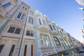 HÔTEL PARTICULIER EXCLUSIF DANS LE QUARTIER BELLE ÉPOQUE D’OSTENDE AVEC 5 CHAMBRESSitué dans la Frans Musinstraat, cet hôtel particulier offre une...