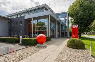 Découvrez ce bureau prêt à l'emploi de 500 m², stratégiquement situé à proximité de la gare de Gand-Saint-Pierre, le long du R4 et du canal de ceinture de Gand. Grâce à la proximité des autoroutes E40 et E17, le bureau est extrêmement facile d'accès, tant en voiture qu'en transports en commun. L'emplacement offre non seulement une excellente visibilité, mais il est également entouré de verdure, les parcs Blaarmeersen et Overmeerspark étant accessibles à pied.<br /><br />Le bureau, situé au rez-de-chaussée d'un immeuble de bureaux durable, a été conçu dans un souci de confort moderne et d'efficacité. L'espace comprend des bureaux lumineux équipés de tout le matériel de bureau nécessaire, des salles de réunion et d'événement communes spacieuses, de grandes fenêtres et même des douches. Le loyer inclut le mobilier, ce qui vous permet de commencer à travailler immédiatement sans aucun souci.<br /><br />En outre, le site dispose d'un local à vélos couvert et d'un vaste parking équipé de bornes de recharge pour les véhicules électriques, ce qui en fait un choix parfait pour les entreprises qui allient durabilité et mobilité.<br /><br />Ce bureau unique est disponible immédiatement. Pour de plus amples informations, des détails techniques, des plans ou une visite sans engagement, veuillez contacter PANORAMA au 0477 44 39 30. Découvrez ce lieu de travail idéal et faites l'expérience de la différence d'un environnement de bureau durable et de haute qualité.<br /> 