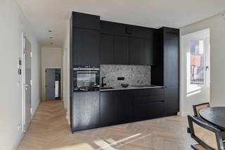 Luxe-appartement met hoogwaardige afwerking bevindt zich op de derde verdieping in een prestigieus gebouw met een fraaie modernistische gevel, op slechts enkele passen van het strand en de winkelstraat.<br /><br />Indeling: inkomhal, ruime leefruimte met open keuken, berging, badkamer met inloopdouche, toilet en lavabomeubel, 2 slaapkamers. <br /><br />Het appartement is tot in de puntjes afgewerkt met hedendaagse luxe en comfort. Voorzien van o.a. een elegant visgraatparket, een gepantserde inkomdeur, indivudele hoogrendementsketel per appartement, videofoon die eveneens op afstand te bedienen is. <br /><br />Daarnaast beschikt het gebouw over een ruime fietsenstalling met meerdere oplaadpunten voor elektrische fietsen én een gemeenschappelijk dakterras, waar u de hele dag door van de zon kunt genieten.<br /><br />!!!!!Verkoop onder registratierechten – géén btw van toepassing!