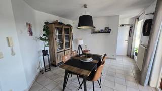 Dit appartement is gelegen in het centrum van Koekelare, nabij De Buidel en de markt.<br /><br />Kleine residentie met slechts 2 appartementen. Geen extra syndic kosten.<br /><br />Centrale verwarming op aardgas aanwezig.