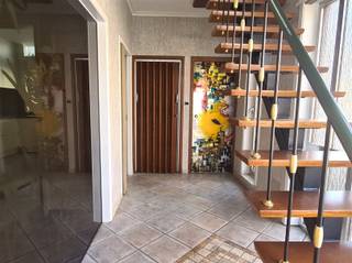 Deze prachtige woning met 3 slaapkamers en enkele unieke elementen vinden we terug nabij het centrum van Kontich.Nabij bushaltes, winkels,...