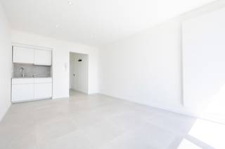 SAINT-GILLES – Ideaal gelegen tussen Châtelain en Place Stéphanie, dicht bij alle winkels en openbaar vervoer. Prachtige, zeer lichte studio van ±30 m². Op de 6e verdieping (met lift), samengesteld als volgt: inkomhal, badkamer, woonkamer met ingerichte keuken, mooi terras op het zuidoosten. Elektrische verwarming. Voorziening voor lasten: 130 € (koud water, warm water, gemeenschappelijke voorzieningen, gemeenschappelijke wasruimte). EPC: D-. Afmetingen ter indicatie.