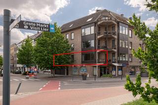 <strong>TE HUUR – Goed onderhouden appartement met 3 slaapkamers, terras en prachtig uitzicht.</strong><br /><br />Op een <strong>uitstekende locatie</strong> aan de stadsvesten van Lier bevindt zich dit goed onderhouden appartement op de eerste verdieping, met een prachtig uitzicht over onder meer de Nete.<br />Dankzij de centrale ligging geniet u van een vlotte bereikbaarheid én de nabijheid van het historische stadscentrum, winkels, scholen en openbaar vervoer.<br /><br />Het appartement biedt een praktische en comfortabele indeling met een inkomhal, een lichtrijke woonkamer, een ingerichte keuken, een berging, een badkamer, een afzonderlijk toilet en maar liefst <strong>drie slaapkamers</strong>.<br />Daarnaast beschikt het appartement zowel over een balkon als een <strong>aangenaam terras</strong> waar u in alle rust kan genieten.<br /><br />Een bijkomende troef is de <strong>bijzonder ruime garage</strong>.<br /><br />Het gebouw is uitgerust met een <strong>lift</strong>, wat extra comfort biedt.<br /><br />Troeven van het appartement:<br />*Gunstige ligging aan de stadsvesten<br />*Prachtig uitzicht over de omgeving en de Nete<br />*3 slaapkamers<br />*Balkon én terras<br />*Zeer ruime garage<br />*Lift<br /><br /><strong>EPC: 125 kWh/m² – Label B</strong><br /><br /><strong>Gemeenschappelijke kosten = 50 euro per maand.<br /><br />Beschikbaar vanaf 01/09/2026.</strong><br /><br /><strong>Ontdek dit pand nu al via de interactieve grondplannen met foto's.</strong><br />Ga hiervoor naar www.wijns.be en klik op de detailpagina van dit pand.<br /><br />Interesse? Neem snel contact met ons op voor meer informatie of een bezichtiging. <br /><strong>Bel 0473/33 33 33 of mail philip@wijns.be.</strong>