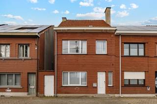 Deze deels gerenoveerde woning is gelegen in een rustige omgeving en toch in de nabijheid van tal van voorzieningen zoals winkels, scholen en openbaar vervoer. De ideale combinatie van comfortabel wonen en een vlotte bereikbaarheid. Op het gelijkvloers betreedt u de woning via de inkomhal die toegang geeft tot de woonkamer met aansluitend een open keuken. Verder bevindt zich op deze verdieping een badkamer en een extra ruimte die perfect kan ingericht worden als bijkomende slaapkamer, bureau of hobbyruimte.Op de eerste verdieping bevinden zich twee volwaardige slaapkamers en een gerenoveerde badkamer, wat zorgt voor hedendaags comfort.Via een vaste trap bereikt u de zolderverdieping. Deze ruimte dient nog verder afgewerkt te worden, maar biedt de mogelijkheid om een extra slaapkamer of multifunctionele ruimte te creëren.Buiten beschikt de woning over een terras en een tuin, ideaal om in alle rust te genieten van het buitenleven.Kortom, een woning met reeds uitgevoerde renovaties en nog tal van mogelijkheden, gelegen op een rustige maar centrale locatie.Voor meer informatie of een bezoek, contacteer Sébastien op het nummer 0486/ 41. 85. 66.