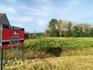 Ligging: <br />Landelijk alsook zeer centraal gelegen op korte afstand van de nodige faciliteiten (winkels, horeca, openbaar vervoer, ...). De op- en afrit van de autostrade E313 bevindt zich op +- 2,5 km van deze grond. <br /><br />Omschrijving: <br />- Open bebouwing<br />- Totale oppervlakte = 1784 m²<br />- Straatbreedte = 24 meter<br />- Bestemming = woongebied met landelijk karakter <br />- Kadastrale gegevens = afdeling 4, sectie B, nummer 932c<br />- Gelegen tussen de groene velden in een doodlopende straat<br /><br />Meer informatie en voorschriften via info@vastengoed.be of 014/72.73.74. <br /><br />(Wenst u een gratis schatting van uw eigendom? Contacteer ons vrijblijvend voor een afspraak!)