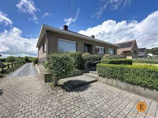 <p><span>Deze degelijk gebouwde open bebouwing biedt een unieke combinatie van ruimte en mogelijkheden. Dankzij de twee afzonderlijke inkomhallen, één aan de voorzijde en één via de zijkant van de woning, leent deze eigendom zich perfect als kangoeroewoning, voor een vrij beroep of voor een kleine zelfstandige die wonen en werken wil combineren.</span></p><p><span>De woning beschikt over twee gezellige woonkamers en twee gesloten keukens, die beide nog naar eigen smaak kunnen worden vernieuwd. Verder zijn er een praktische berging, een apart toilet, vier volwaardige slaapkamers en twee badkamers aanwezig. Een absolute troef is de buitenruimte. Dankzij de ruime tuin aan zowel de voor- als achterzijde geniet u de hele dag door van groen en privacy. </span></p><p><span>Op de verdieping bevindt zich een ruime zolder van maar liefst 140 m² onder het dak, ideaal als opbergruimte. Vanuit de woning bereikt u bovendien verschillende kelders met een totale oppervlakte van 96 m². De ondergrondse ruime garage van 44 m² en de oprit met plaats voor meerdere wagens maken het geheel extra praktisch.</span></p><p><span>De woning wordt verwarmd op aardgas en beschikt over een EPC-label D, waardoor er geen renovatieverplichting van toepassing is.</span></p><p><span>De ligging is bijzonder aantrekkelijk: rustig gelegen in het groene Belsele, met winkels, scholen en openbaar vervoer in de nabije omgeving en een vlotte verbinding naar Sint-Niklaas en omliggende gemeenten.</span></p><p><span>Mis deze unieke kans niet! Voor meer informatie of een bezoek, contacteer ons vandaag nog via 03 500 05 40.</span></p>