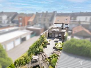 Instapklaar pand, met tal van mogelijkheden, met ruime tuin en uitweg.STARTPRIJS: Elk bod boven deze startprijs, wordt voorgelegd aan de eigenaars, die al dan niet kunnen in gaan op dit aanbod.Deze woning is gelegen pal in het centrum van Eernegem op wandelafstand naar scholen, winkels en het openbaar vervoer.Er zijn 2 ingangen, ideaal voor een vrij beroep of andere doeleinden met enerzijds het veelzijdig handelsgedeelte en anderzijds het prive/woongedeelte.Deze handelsruimte kan eenvoudig worden omgevormd naar burelen, extra woongedeelte of een polyvalente ruimte.Verder is er eveneens op het gelijkvloers de privewoonst met prachtige, lichtrijke, volledig geinstaleerde keuken ( Obumex ),handige bergingen en aansluitende de veranda met doucheruimte met zicht op de terrassen en prachtig aangelegde, zonnige tuin en een handige uitweg, met recht van doorgang.Op de 1ste verdieping is er de gezellige leefruimte met eiken parket vloer en houtcasette, badkamer met ligbad, toilet en dubbel lavabomeubel met aansluitend een ruime slaapkamer.Verder zijn er nog 2 volwaardige slaapkamers met maatwerkkasten en voorzien van alle comfort ( Volledig ingericht van Obumex) In de volledig omheinde tuin is het heerlijk vertoeven, met het vijvertje, zonneterassen, man-cave, gemetste barbecue, bergingen en de graspartijen , ideaal om in alle rust te ontspannen.Mogelijkheid tot het bijkopen van de naast gelegen gesloten garage.Dankzij de uitstekende bereikbaarheid en de veelzijdige indeling biedt deze eigendom tal van mogelijkheden voor grote gezinnen, zelfstandigen, vrij beroep en dit door de combinatie van een zeer comfortabele woonst met nog veel mogelijkheden!Voor meer informatie contacteer Regine: 0493 112 050 - regine@correctvastgoed.be👉 Online schattingstool: https://www.correctvastgoed.be/schatting