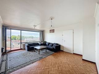 <h1><span>Instapklaar appartement met ruim balkon en op toplocatie in Roeselare</span></h1><h1><span> </span></h1><h1><span>Ontdek dit lichtrijke appartement op de </span><span>6de verdieping</span><span> van een gebouw met </span><span>lift</span><span>, ideaal gelegen op een boogscheut van het centrum van Roeselare en vlakbij alle belangrijke uitvalswegen. Een ideale combinatie van bereikbaarheid en comfort!</span></h1><h1><span>Indeling:</span><span><br />Via de inkomhal kom je binnen in een </span><span>ruime en lichtrijke woonkamer</span><span>, die directe toegang biedt tot het </span><span>aangename balkon</span><span> – de perfecte plek om te genieten van het open zicht.<br />De </span><span>keuken</span><span> heeft eveneens toegang tot het balkon, wat zorgt voor een aangename connectie tussen binnen en buiten.</span></h1><h1><span>Verder beschikt het appartement over </span><span>twee volwaardige slaapkamers</span><span>, een </span><span>badkamer met ligbad</span><span>, een </span><span>apart toilet</span><span> en een </span><span>praktische berging</span><span> binnen het appartement zelf.<br />Als extra troef is er nog een </span><span>privatieve kelderberging</span><span>, ideaal voor extra stockage.</span></h1><h1><span> </span></h1><h1><span>Troeven op een rijtje:</span></h1><ul><li><span>Gelegen op de 6de verdieping </span></li><li><span>Ruim balkon</span><span> met toegang vanuit woonkamer, keuken en slaapkamer </span></li><li><span>Lift aanwezig</span><span> in het gebouw</span></li><li><span>Centrale ligging</span><span> nabij centrum én uitstekende bereikbaarheid</span></li><li><span>Vlotte parkeermogelijkheden in de buurt</span></li><li><span>Kelderberging</span><span> inbegrepen</span></li><li><span>Interessante </span><span>investeringsopportuniteit</span><span> </span></li></ul><h1><span> </span></h1><h1><span>Dit appartement is perfect voor zowel </span><span>eigen bewoning</span><span> als </span><span>investering</span><span>. Dankzij de ligging en indeling is het bijzonder aantrekkelijk voor huurders en biedt het een interessant huurrendement.</span></h1>