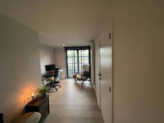 <p><strong>Ruim gerenoveerd gelijkvloers appartement met 2 slaapkamers en tuin.</strong></p>
<p>Dit ruime gelijkvloers appartement werd recent volledig gerenoveerd.</p>
<p>Via de inkomhal kom je in een gezellige en lichtrijke woonkamer met uitzicht op een aangename binnentuin. In de hal bevindt zich tevens een apart gastentoilet.</p>
<p>Op het gelijkvloers is er een moderne badkamer met inloopdouche, toilet en een dubbele lavabo in een stijlvol meubel. Verder vind je hier ook een ruime slaapkamer.</p>
<p>De ingerichte keuken is voorzien van kwalitatieve toestellen, waaronder een inductiekookplaat van Smeg, een combi-oven, koelkast en vaatwasser. Daarnaast is er een aparte wasplaats.</p>
<p>Op de bovenverdieping bevindt zich een tweede slaapkamer en een extra badkamer met ligbad en lavabo.</p>
<p><strong>De verwarming is met caloriemeters, deze zal maandelijks verrekend worden en moeten worden bijbetaald door de huurder. De afrekening zal 1 keer per jaar worden opgemaakt en verrekend met de huurder.<br /><br /></strong>Bijzonderheden:<strong><br /></strong>Het maandelijkse bedrag bedraagt : €230<br />Beschikbaarheid: 1/06/2026<br />EPC: C-label</p>