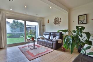 <p>Bent u op zoek naar een instapklare gezinswoning waar u zich meteen thuis voelt? Dan is deze verzorgde woning, rustig gelegen in een aangename woonwijk, absoluut een bezoek waard.<br /><br /></p>
<p>Via de inkomhal betreedt u de woning. Deze is voorzien van een praktische vestiaireruimte en een gastentoilet met handenwasser. Op het gelijkvloers bevindt zich een ruime en gezellige doorzonleefruimte die mooi aansluit op de keuken. Zowel vanuit de leefruimte als de keuken geniet u dankzij de grote raampartijen van veel natuurlijke lichtinval en een aangenaam zicht op de tuin.<br /><br /></p>
<p>Via de keuken heeft u rechtstreeks toegang tot de praktische garage met automatische sectionaalpoort en veel lichtinval. Aansluitend bevinden zich een technische berging, waar de recente cv-ketel (2024) is ondergebracht, en een handige provisieruimte, ideaal voor extra voorraad.<br /><br /></p>
<p>Op de eerste verdieping bevinden zich drie volwaardige slaapkamers en een badkamer, uitgerust met een bad/douche combinatie, een enkel lavabomeubel en een toilet.<br /><br /></p>
<p>De ruime zolderverdieping is bereikbaar via een uittrektrap en werd reeds geïsoleerd. Deze biedt heel wat extra opbergruimte.<br /><br /></p>
<p>Ook buiten is het heerlijk vertoeven. De fraai aangelegde tuin geniet van een zonnige zuidwestelijke oriëntatie en is eveneens bereikbaar via een praktische zij-ingang met poortje. De ruime tuinberging biedt volop plaats voor tuinmateriaal en kan bovendien perfect dienstdoen als handige werk- of hobbyruimte.<br /><br /></p>
<p>Graag laten we u deze aangename gezinswoning persoonlijk ontdekken. Neem gerust contact met ons op voor bijkomende informatie of een bezoek via verkoop@homevast.be of 03 344 77 44.</p>