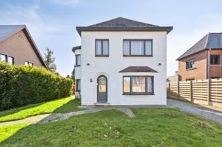 <strong>Gezinswoning te koop in Klein-Vorst op perceel van 7a57ca</strong><br /><br />Deze gezinswoning woning is gelegen op de Geelsebaan in het centrum van Klein-Vorst, Laakdal. De centrale ligging biedt heel wat voordelen: winkels, supermarkten, scholen en horeca bevinden zich op wandel- en fietsafstand. De op- en afrit van de E313 bevindt zich op slechts 5 minuutjes rijden.<br /><br />We betreden de woning via de voordeur en komen binnen in de inkomhal (11,95 m²). Deze geeft toegang tot de ruime en lichtrijke woon- en eetkamer (31,9 m²). Achteraan de woning bevindt zich de keuken (10,7 m²), met een mooi zicht op de tuin.<br /><br />Via de trap bereiken we de eerste verdieping, waar zich drie slaapkamers bevinden, waarvan twee bijzonder ruim zijn (9,05 m², 15,30 m² en 16 m²). De badkamer (5,63 m²) werd in 2022 volledig gerenoveerd en is uitgerust met een inloopdouche, een enkele lavabo en een apart toilet. De wandtegels vormen hierbij een leuke eyecatcher.<br /><br />Verder beschikt de woning over een kelder (7,38 m²) en een zolder (21,8 m²), ideaal als extra opslagruimte. De zolder is bereikbaar via een vaste trap en biedt mogelijkheden tot verdere inrichting.<br /><br />Voor de wagen is er een aparte garage (17,45 m²) en in de tuin bevindt zich bovendien een tuinhuis (9 m²). De zeer ruime, zuidwest georiënteerde tuin is ideaal om van de zon te genieten of als speelruimte voor kinderen.<br /><br />De verwarming gebeurt via centrale verwarming op gas. De berekende energiescore bedraagt 676 kWh/m² per jaar, wat resulteert in een energielabel F.<br /><br />Hoewel de woning renovatie vraagt, biedt dit de perfecte kans om ze volledig naar eigen smaak en wensen in te richten.<br /><br />Spreekt deze leuke woning jullie aan? Contacteer ons via info@bosmanvastgoed.be voor meer info of een bezoek ter plaatse. Wij helpen jullie graag verder!<br /><br />De woning heeft momenteel een EPC ‘F’ wat wil zeggen dat dit pand is onderworpen aan de renovatieverplichting van de Vlaamse overheid voor residentiële gebouwen (behoudens sloop binnen 6 jaar na de aankoop). Consulteer voor meer informatie de website van het Vlaams Energie- en Klimaatagentschap via https://www.vlaanderen.be/een-huis-of-appartement-kopen/renovatieverplichting-voor-residentiele-gebouwen.