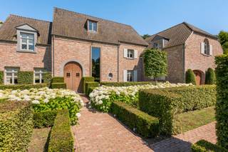 <p><strong>Deze exclusieve stijlvilla met een bewoonbare oppervlakte van ruim 600m² biedt u onder meer 4 slaapkamers, 3 badkamers, een multifunctionele ruimte (ideaal als fitness, kantoor of speelkamer), mooie leefruimtes met zicht op de tuin en een dubbele garage. Deze villa van 2008 is zeer smaakvol afgewerkt, hoogwaardig beveiligd en voorzien van alle comfort: domotica, geïntegreerde muziekinstallatie, luxe, nieuwe leefkeuken met kwaliteitstoestellen, vloeren in blauwe hardsteen en eik, vloerverwarming, kwalitatief maatwerk doorheen de volledige woning,... De besloten tuin is schitterend aangelegd met natuurstenen terrassen, verwarmd overloopzwembad in mozaïek en bijgebouw. Dit alles op een prachtig aangelegd grondstuk van 2.042m² in een doodlopende straat. Zeer goede EPC-score van 163 kWh/m²/jaar. </strong></p>
<p><span>Gelijkvloerse verdieping</span><br />Sfeervolle inkomhal met vide, massief eiken trap naar de verdieping, gastentoilet en garderobe. De leefkeuken en eetkamer (met gashaard) hebben beide een prachtig zicht over de tuin. Deze nieuwe keuken is compleet uitgerust met oven, stoomoven, microgolfoven, vaatwasser en Amerikaanse koelkast. Vervolgens heeft u een woonkamer met gashaard, en een 2e, gezellige TV-kamer, beide op parket. Verder is er op de gelijkvloerse verdieping een wasplaats met maatkasten en achterinkom, een douchekamer en een dubbele garage met automatische poorten.<br /><br /><span>Verdiepingen</span><br />Op de 1ste verdieping heeft u de hoofdslaapkamer met ensuite dressing en badkamer met ligbad en toilet. Vervolgens zijn er 2 kinder- of logeerkamers met maatkasten die de 2e badkamer delen. Een multifunctionele kamer van 58m² is momenteel in gebruik als kantoor, maar dit biedt uiteraard mogelijkheden voor extra slaapkamers, fitness, hobbykamer, ... Een vaste trap brengt u naar de 2e verdieping met daar slaapkamer 4 en een zolderruimte die probleemloos omgevormd kan worden tot een slaapkamer. <br /><br /><span>Buitengebeuren </span><br />De achtertuin is aangelegd met grote terrassen in natuursteen, waarvan een gezellig, overdekt terras aan de woonkamer. Het verwarmde zwembad met overloopsysteem is in mozaïek en heeft een Romeinse trap. Achteraan in de tuin is er een bijgebouw voor opslag, de technische installaties van het zwembad en een toilet. De tuin is tot slot volledig omheind en toegankelijk via een automatische poort in tropisch hardhout.</p>
<p><span>Bijzonderheden</span><br />- Hoogwaardig beveiligd met camera's en alarm <br />- Centrale verwarming op aardgas met vloerverwarming en radiatoren<br />- Zeer goede EPC-score van 163 kWh/m²/jaar <br />- Bouwjaar 2008 en sindsdien tot in de puntjes onderhouden<br />- Residentieel en zeer rustig gelegen in een doodlopende straat<br /><br />Neem zeker al eens een kijkje in deze woning via het interactief grondplan: http://deboerenpartners.virtimmocontent.be/start-visit/4074</p>