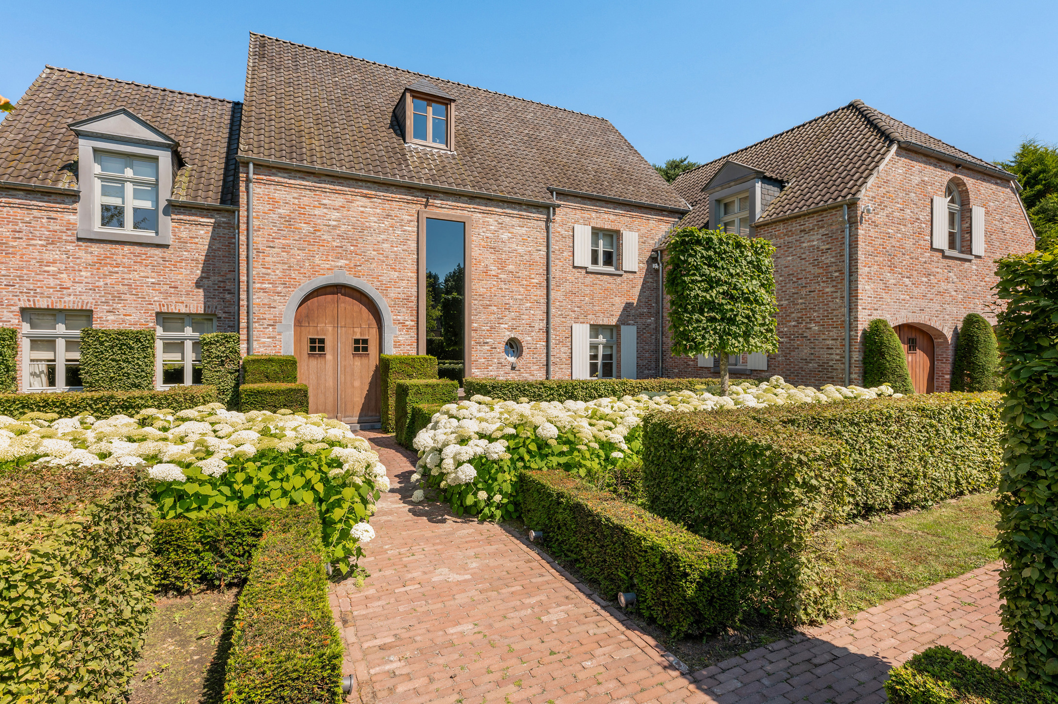 Villa van 600 m² met o.a. 4 slpk. en 3 badk. - foto 1