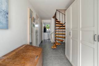 <p>Ruime gesloten bebouwing in Willebroek met zonnige tuin en inpandige garage.</p><p><br /></p><p>Deze verzorgde woning combineert een praktische indeling met aangename leefruimtes en een vlotte bereikbaarheid nabij park en invalswegen. De ruime woning biedt voldoende plaats voor gezinnen of wie extra comfort zoekt. De zonnige tuin van 102 m² vormt een aangename buitenruimte om te ontspannen of te genieten met familie en vrienden. Daarnaast zorgen de inpandige garage en de oprit voor extra gebruiksgemak en parkeermogelijkheden. Dankzij de functionele indeling en de centrale ligging is dit huis een interessante opportuniteit in Willebroek.</p><p><br /></p><p>Belangrijkste ruimtes:<br />• Inkomhal met toegang tot de verschillende leefruimtes.<br />• Ruime woonkamer met aangename lichtinval.<br />• Eetkamer aansluitend op de leefruimte.<br />• Volledig uitgeruste keuken met elektrische kookplaat, oven, koelkast, vaatwasser, dampkap en microgolfoven.<br />• Praktische bijkeuken met extra bergruimte.<br />• Badkamer met douche, toilet en enkele wastafel.<br />• Apart gastentoilet.<br />• 3 slaapkamers met diverse indelingsmogelijkheden.<br />• Inpandige garage met sectionale poort.<br />• Zonnige tuin van 102 m².</p><p><br /></p><p>Troeven:<br />• Ruime woning met praktische gezinsindeling.<br />• Zonnige tuin van 102 m².<br />• Inpandige garage en oprit met extra parkeergelegenheid.</p><p><br /></p><p>Neem vandaag nog contact op met je ERA-makelaar voor een bezoek.</p><p><br /></p><p>JOUW DROOMHUIS. ZO GEVONDEN!</p>