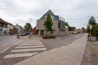 Lichtrijk handelsgelijkvloers (102m²) in recent gebouw op een zichtlocatie te Kalmthout-centrum! Het goed bestaat uit een polyvalente...