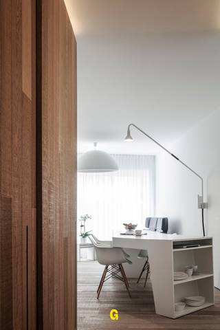 GELIEVE UITLSUITEND TE REAGEREN VIA HUURDERSPROFIEL - zie link : https://immogoffin.mijnhuurprofiel.be/property/cb3bd3a9-4160-44bb-89b1-296930faba5d<br /><br />Dit gemeubelde appartement bevindt zich op de gelijkvloerse verdieping in een kleinschalige Residentie "Kloosterpark", gelegen langs de Kloosterstraat in hartje Bilzen. Dankzij hoogstaande architectuur is dit appartement uiterst geschikt voor rolstoelgebruikers of minder mobiele mensen. De afwerking en inrichting is zeer subliem en van uitstekende kwaliteit te noemen. Inbegrepen zijn de op maat gemaakte meubels en inbouwkasten. Echt wel een sterk staaltje gerealiseerd door C.T. Architects - en niet voor niets één van de winnende ontwerpen van een noemenswaardige Award binnen de architectuur. <br /><br />De indeling is als volgt:<br />Licht hellende inkom vlot bereikbaar met rolstoel, woonkamer met zit- en eetruimte ingericht met atypische op maat gemaakt eettafel met handige opbergvakken, subliem weggewerkte keuken met prachtig natuurstenen werkblad, spoeltafel, kookplaat, combi-oven, vaatwasser en dubbele frigo met vriesvak.<br />Deze keuken is centraal ingericht tussen woonkamer en slaapkamer, met daartegenover nog de netjes weggewerkte bergruimte en ruime badkamer met toilet, douche en wasplaats. Deze ruimtes zitten verscholen achter handige schuifwanden die zeer makkelijk en gebruiksvriendelijk te manoeuvreren zijn, en ruim genoeg zijn voor doorgang met een rolstoel. <br />Deze wanden strekken zich uit over de volledige diepte van het appartement tot achteraan in de ruime slaapkamer, ingericht met op maat gemaakte inbouwkasten en specifiek ontworpen dubbel bed met aan de achterzijde een handig bureel.<br />De grote schuiframen geven hier toegang tot het terras met inbegrepen de tafel en de vier stoelen.<br /><br />INBEGREPEN in de huurprijs zijn de meubels en de open autostaanplaats de ondergronse verdieping in het appartementsgebouw 'Residentie Het Kloosterpark'.<br /><br />De parkeerplaats genummerd “P31”, zijnde een open autostandplaats gelegen in de ondergrondse verdieping, aan de Kloosterstraat, deel uitmakend van het appartementsgebouw genaamd ‘Residentie KLOOSTERPARK’ gelegen aan de Kloosterstraat 16,<br /><br />Huurprijs te verhogen met 10 EUR/maand forfaitaire bijdrage in de algemene onkosten. <br /><br />De huurprijs zal bij aanvang van de huur verminderd worden naar 975,00 euro/maand aangezien de verhuurder de intentie heeft een AIRCO-installatie te installeren in het appartement. Zodra de airco geplaatst is, zal de huurprijs zijnde dan de basishuurprijs 990,00 euro/maand bedragen.<br /><br />Enkele technische kenmerken:<br />- EPC: 186 kWh/m²/jaar<br />- CV : Nieuwe hoogrendementsketel /condensatieketel aardgas<br />- vloerverwarming<br />- hoogwaardige materialen en praktische indeling<br /><br />Prachtig aanbod voor wie net iets meer zoekt en houdt van subtiele afwerking, op een centrale ligging vlakbij alles wat men nodig heeft - Zeker een unieke kans voor wie minder mobiel is en toch graag perfect zelfstandig wil wonen !<br /><br />VRIJ VANAF 01.10.2026