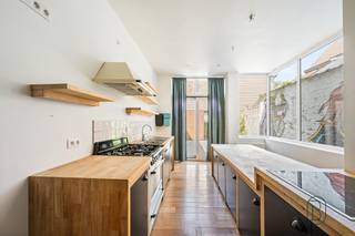 Karaktervolle herenwoning met 6 slaapkamers, zonnig terras en ingerichte zolder in het historisch centrum van Ronse!<br /><br />Bent u op zoek naar een ruime gezinswoning met veel slaapkamers, een praktische indeling en een centrale ligging? Dan is deze verzorgde woning met maar liefst 6 slaapkamers, 2 badkamers en een zuidgericht terras zeker een bezoek waard.<br /><br />INDELING: inkomhal, lichtrijke leefruimte, ruime keuken, apart toilet, bureau en praktische wasplaats. Op de verdiepingen bevinden zich 6 volwaardige slaapkamers, een badkamer met ligbad, een douchekamer en meerdere toiletten. Verder is er een kelder aanwezig voor extra bergruimte.<br /><br />De woning is uitgerust met ramen met dubbele beglazing, centrale verwarming op aardgas en behaalt een EPC-label C (278 kWh/m² jaar), waardoor er geen renovatieverplichting van toepassing is.<br /><br />Voor wie is dit pand ideaal?<br />♦ Voor grote gezinnen die op zoek zijn naar veel woon- en slaapruimte.<br />♦ Voor zelfstandigen die een bureau aan huis wensen.<br />♦ Voor investeerders die een ruime woning zoeken met interessant verhuurpotentieel.<br /><br />Bezoek na afspraak met Immo Beguin, jouw vastgoedexpert sinds 2009.<br />✉️ info@immobeguin.be