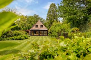 <p><span><strong>PERFECT ONDERHOUDEN VILLA OP TOPLOCATIE IN HET GROENE SCHOTENHOF<br /></strong>Droomt u van rust, ruimte en comfort op een absolute <strong>toplocatie</strong>? Met trots biedt <strong>Immo Point Vandaele</strong> deze perfect onderhouden villa aan. De woning kenmerkt zich door haar vele mogelijkheden en een fantastische, zonovergoten tuin. Gelegen in de begeerde, residentiële wijk Schotenhof woont u hier omringd door groen, met scholen, sportclubs en het bruisende centrum van ’s-Gravenwezel op een boogscheut afstand.</span></p>
<p><span><strong>INDELING VAN DE WONING<br /></strong><strong><u>Gelijkvloers</u></strong></span><br /><span>U betreedt de woning via een ruime <strong>inkomhal </strong>met een apart gastentoilet. De royale <strong>leefruimte</strong> (ca. 45m²) vormt met haar sfeervolle open haard het kloppend hart van de woning. Aansluitend bevindt zich de ruime <strong>keuken</strong> (ca. 16m²), aangevuld met een praktische <strong>bijkeuken</strong>. De inpandige <strong>dubbele garage</strong> biedt niet alleen plaats voor twee auto’s, maar zorgt ook voor extra opbergruimte.</span></p>
<p><span><strong><u>Eerste verdieping</u></strong></span><br /><span>De nachthal geeft toegang tot de<strong> hoofdslaapkamer</strong> (ca. 25m²) met ensuite dressing én eigen<strong> badkamer</strong>. Verder bevinden zich op deze verdieping nog <strong>drie</strong> bijkomende <strong>slaapkamers</strong> (elk ca. 10m²) en een <strong>tweede badkamer</strong>.</span></p>
<p><span><strong><u>Overige verdiepingen<br /></u></strong>De woning beschikt verder nog over een handige <strong>bergzolder</strong> op niveau +2 en een praktische <strong>kruipkelder</strong> op niveau -1.</span></p>
<p><span><strong>PERCEEL & TUIN<br /></strong>De prachtig aangelegde tuin heeft een ideale <strong>zuidoost-oriëntatie</strong>, waardoor u hier vanaf de vroege ochtend tot laat in de middag volop van de zon geniet. Een waar paradijs voor zonneliefhebbers in alle privacy en rust.</span></p>
<p><span><strong>KORTOM<br /></strong><strong>* Toplocatie:</strong> Residentieel en groen gelegen in Schotenhof, vlakbij ’s Gravenwezel, scholen en sportfaciliteiten.</span><br /><span><strong>* Ruimte & potentieel: </strong>Uitstekend onderhouden villa met 4 slaapkamers en 2 badkamers.</span><br /><span><strong>* Buitenleven:</strong> Prachtig aangelegde en zonnige tuin met optimale privacy.</span><br /><span><strong>* Praktisch: </strong>Inpandige dubbele garage, handige bijkeuken en opbergzolder.</span></p>
<p><span><strong>BEWOONBARE OPPERVLAKTE<br /></strong>De vermelde “bewoonbare oppervlakte” is gebaseerd op de “bruikbare vloeroppervlakte” zoals vermeld in het EPC.</span></p>