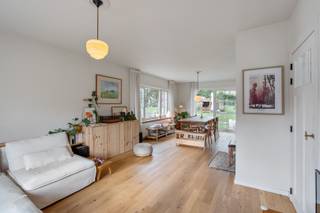 <br />Zoekt u een instapklare basis met veel ruimte, een prachtige tuin en de mogelijkheid om thuis te werken? In de rustige Kerkhofstraat op nummer 71 vindt u deze verrassend ruime open bebouwing 🔑. Sinds 2019 is de woning reeds deels gerenoveerd, wat resulteert in een eigentijds comfort gecombineerd met een uitstekende ligging 🌿.<br /><br />Troeven van de woning:<br />Perceeloppervlakte van 10a 33ca: Een heerlijk grote, groene tuin 🌳 met volop privacy, ideaal voor spelende kinderen of om te genieten van een zonnige namiddag ☀️.<br />Deels gerenoveerd (sinds 2019): Belangrijke vernieuwingen zijn al uitgevoerd 🔨, waardoor u meteen comfortabel kunt intrekken.<br />3 volwaardige slaapkamers + bureau 🪑: Een aparte bureauruimte biedt de ideale plek voor thuiswerk of een rustige hobbykamer 💻.<br />2 badkamers 🛁: Geen ochtendfiles meer dankzij het gemak van twee uitgeruste sanitaire ruimtes.<br />Topligging 📍: Gelegen in een rustige straat, maar op een boogscheut van scholen, winkels, openbaar vervoer en belangrijke invalswegen (N74/E314) 🚗.<br /><br />Indeling en mogelijkheden:<br />Bij het binnentreden wordt u verwelkomd in een lichtrijke inkomhal die toegang biedt tot de gezellige leefruimte. De grote raampartijen zorgen voor een aangename natuurlijke lichtinval. De keuken sluit naadloos aan op de woonkamer.<br /><br />Met drie ruime slaapkamers en een apart bureau beschikt dit pand over meer dan genoeg flexibiliteit voor een opgroeiend gezin 👨👩👧👦. Buiten geniet u van het riante perceel van ruim 10 are met tal van mogelijkheden voor tuinliefhebbers of een ruim terras.<br /><br />Toekomstgericht wonen:<br />De woning beschikt momenteel over een F-label, wat betekent dat er een renovatieverplichting geldt. Een mooie kans om met enkele gerichte energetische aanpassingen de woning naar eigen smaak verder te verduurzamen en uw energiefactuur nog extra te drukken 💡.<br /><br />Interesse? 📞<br />Laat deze fantastische kans met enorm veel potentieel in Houthalen-Helchteren niet aan u voorbijgaan! Neem vandaag nog contact met ons op voor meer informatie of een bezoek ter plaatse 📅.