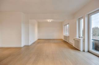 Appartement gelegen in de Reisidentie Quatre Mars beschikt over 2 slaapkamers, kelder en garage.Huur/maand: €700.00Maandelijkse kosten: €75.00